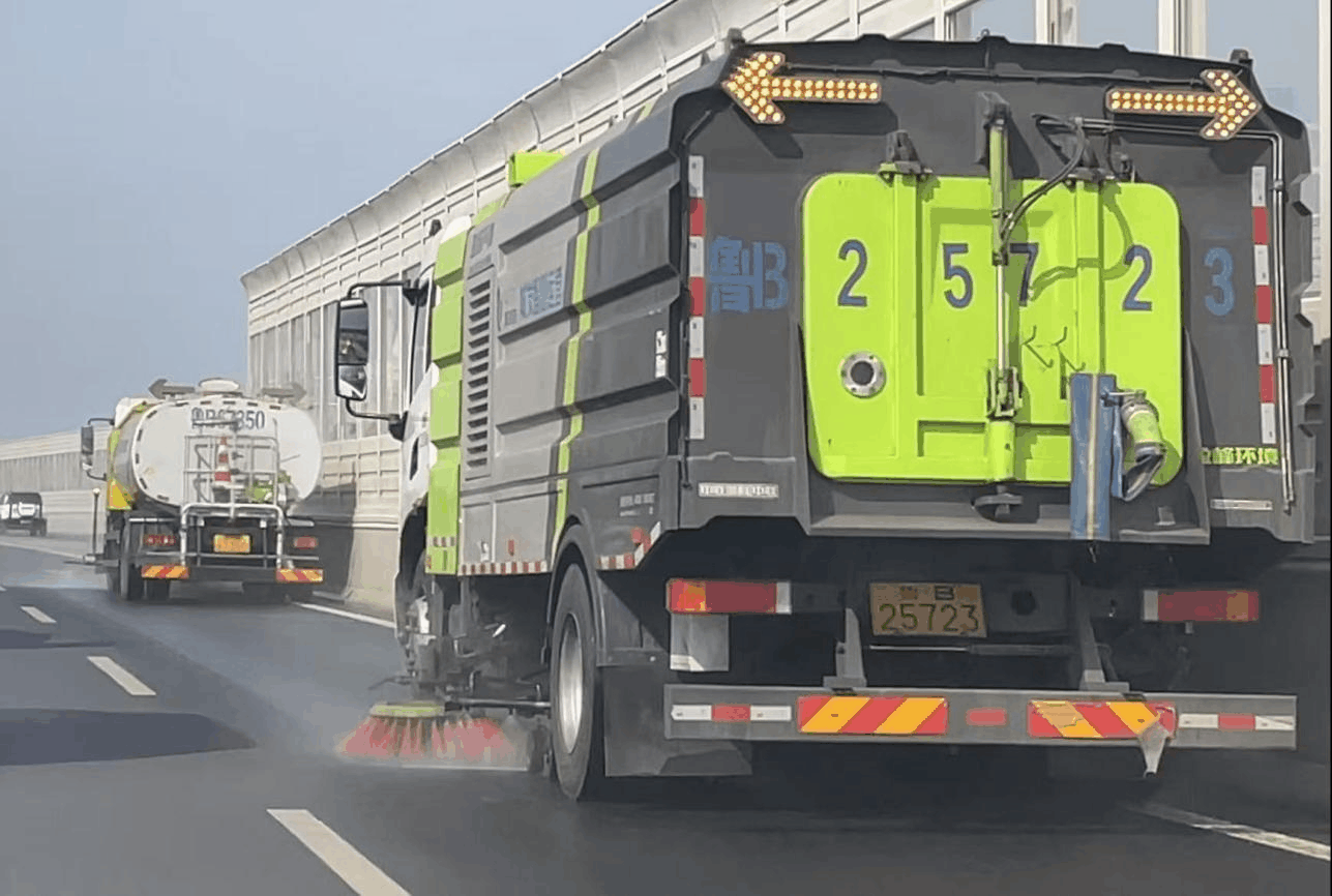 1746698577451293.gif 節(jié)日堅守“不打烊” 奮戰(zhàn)一線勇?lián)?dāng).gif