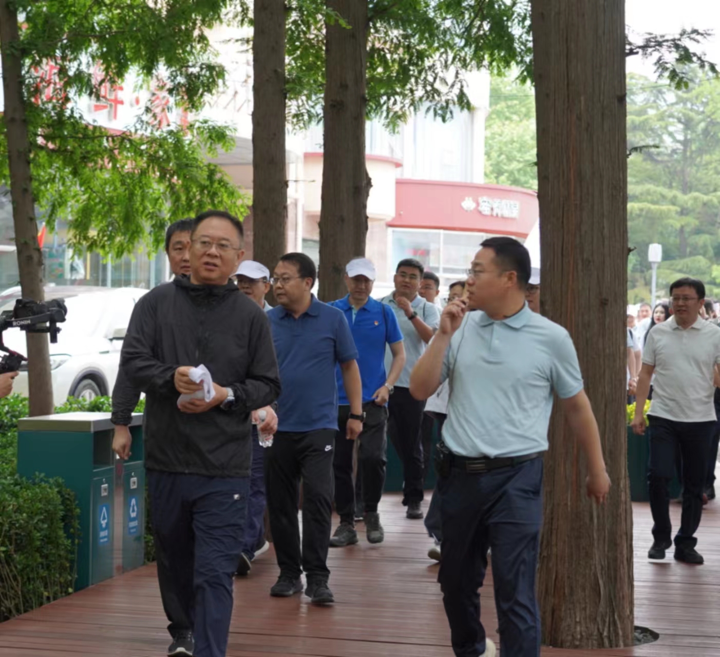 以學(xué)建“城” “發(fā)”力而行  ——集團公司開展學(xué)習(xí)貫徹習(xí)近平新時代中國特色社會主義思想主題教育“百人健步行”活動